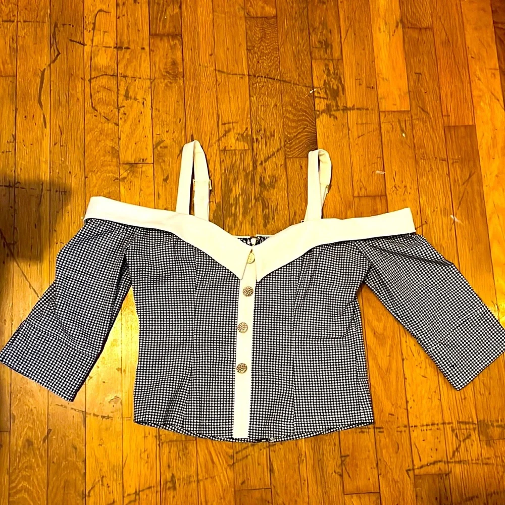 Beautiful off shoulder top - Picture 1 of 2